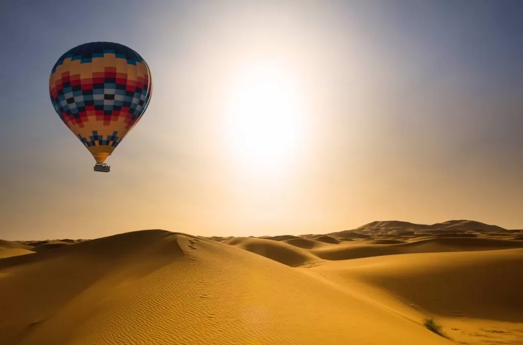 3 destinations pour survoler le désert en montgolfière