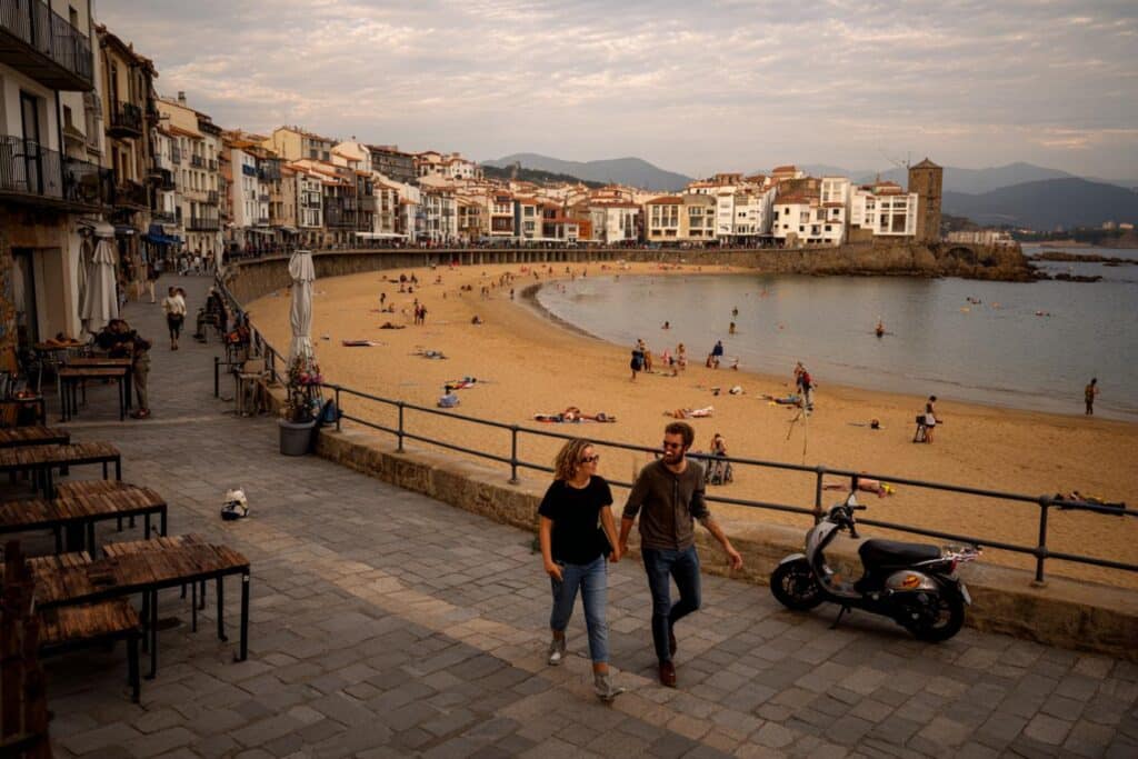 couple promenade plage urbaine espagne